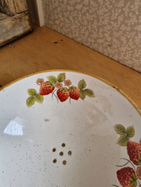 Vintage fruittest met onderbord aardbeien