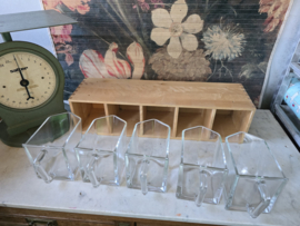 Glazen grutterskast kruidenkast