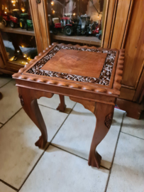 Oud bewerkt houten tafeltje