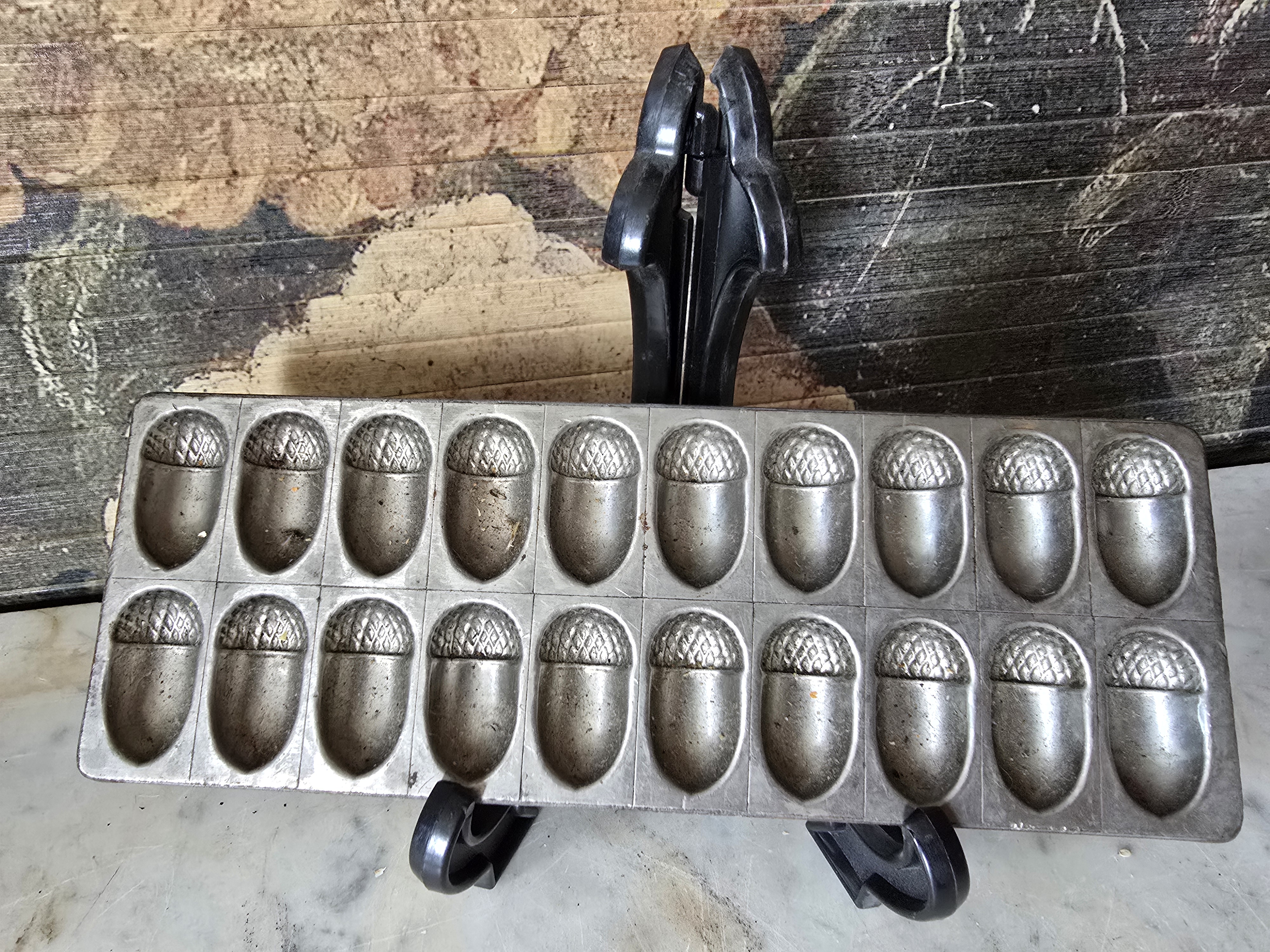 Oude chocolademal eikeltjes eikels