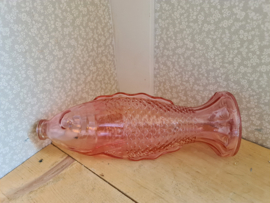 Vintage roze glazen fles karper vis