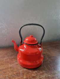 Rood emaille keteltje