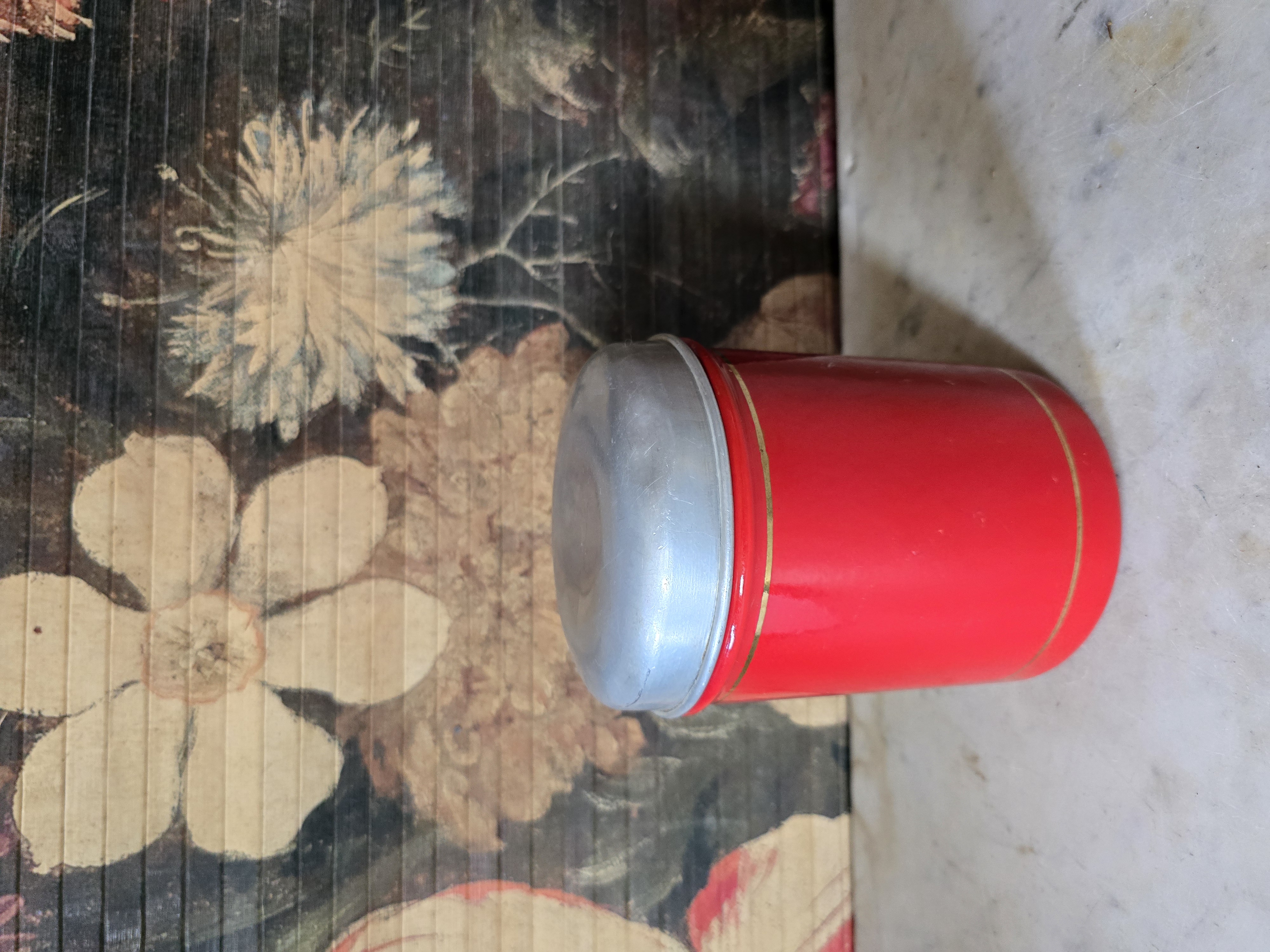 Rood emaille beschuitbus