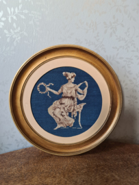 Oude frans brocante geborduurde dame in lijst