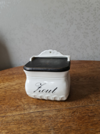 Oude zoutpot met houten deksel