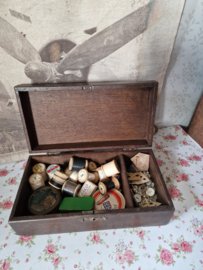 Oude houten kist naaigaren