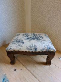 Oud voetenbankje toile de jouy stof