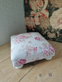 Brocante voetenbankje rozen