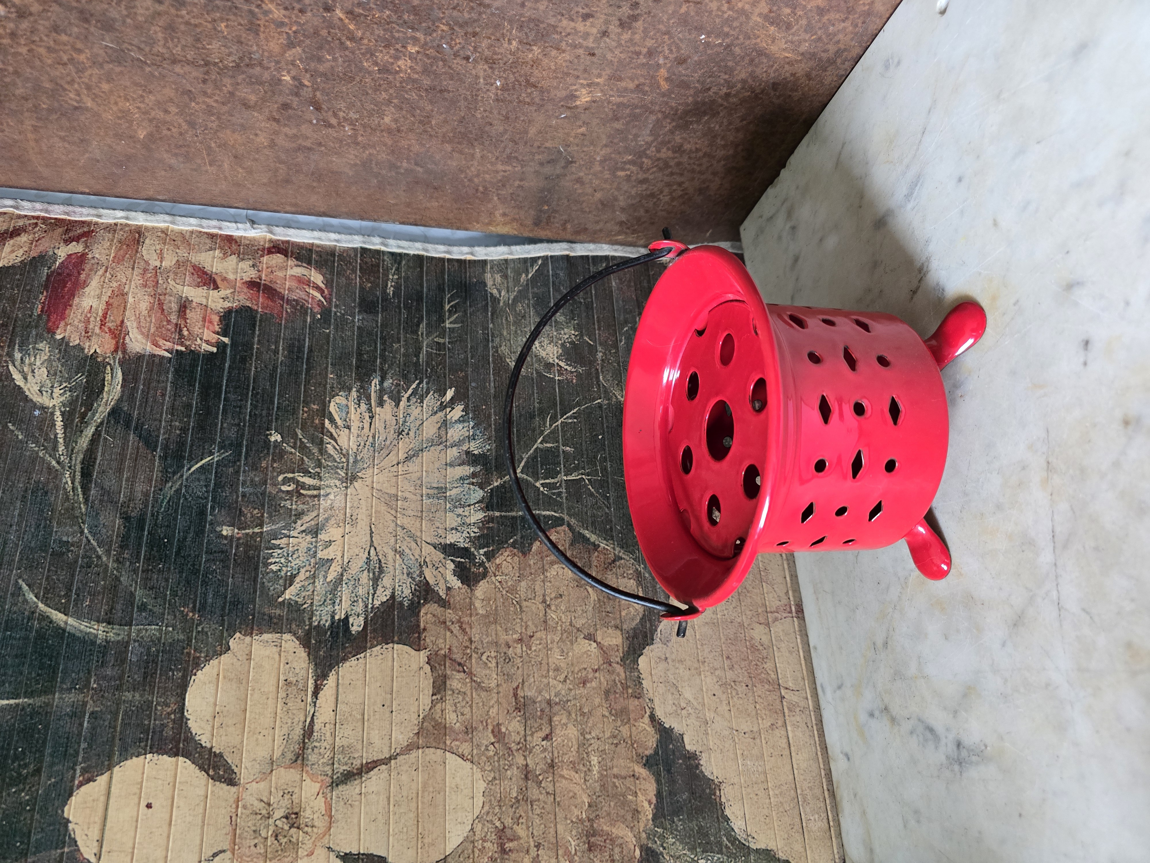 Rood emaille theelichtje