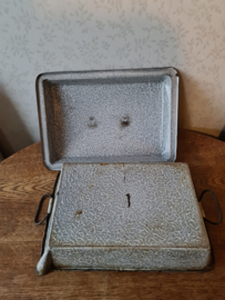 Grijs gewolkte emaille braadslee