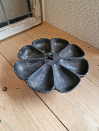 Antiek gietijzeren spijkerbak