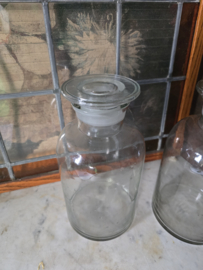 Oude glazen apothekers pot