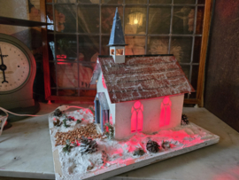 Oud handgemaakt kerkje kerst