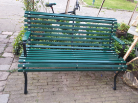 Oud groen tuinbankje parkbank