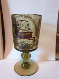 Oud glas op voet springend hert