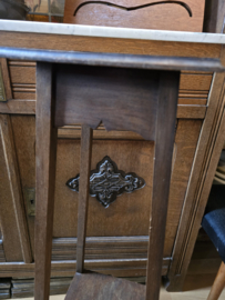 Oud houten plantentafeltje