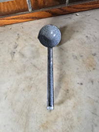 Grijs gewolkte emaille sauslepeltje