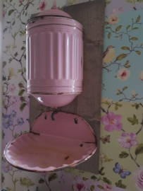 Antieke roze emaille waterreservoir met gouden bies