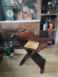 Oude houten leeuwenkop stoel