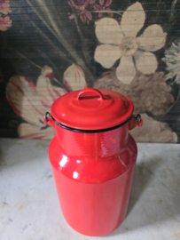 Rood emaille melkbus