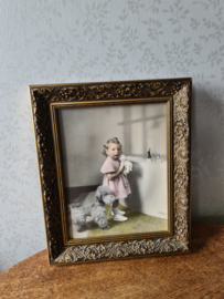 Prent meisje met poedel in barok houten lijst