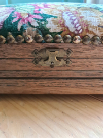 Brocante oud houten voetenbankje stoofje gobelin