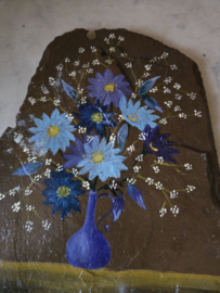 Schilderijtje op leisteen blauwe kan boeket bloemen