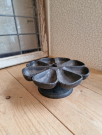 Antiek gietijzeren spijkerbak