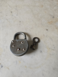Oud metalen hangslot