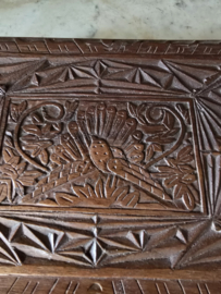 Oude bewerkte houten kist vogel