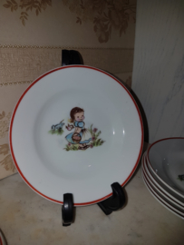 Antiek nostalgisch oud kinderserviesje meisje