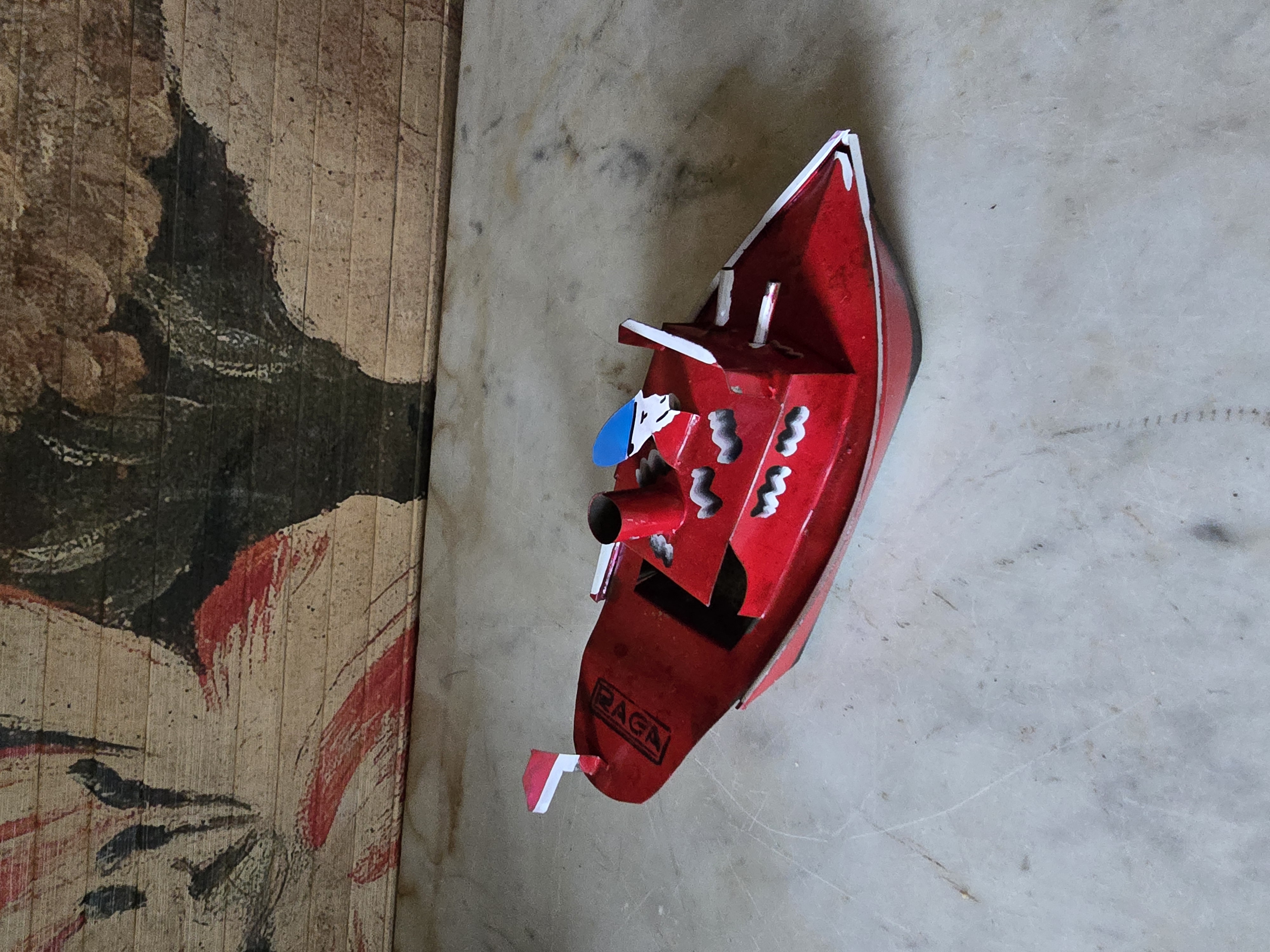 Oud rood blikken bootje stoombootje