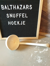 Oude witte soeplepel