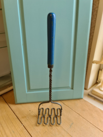 Oud keukengerei stamppot stamper blauw