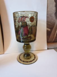 Oud glas op voet zeilschip