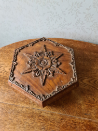Oude bewerkte houten sieradendoos bloem