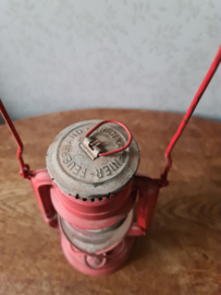 Oude rode stormlantaarn