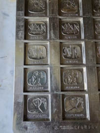 Oude metalen chocolademal televisie