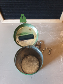 Oud groen blikken spaarpotje