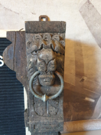 Antiek houten ornament leeuwenkop