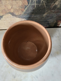 Grote oude bandenpot