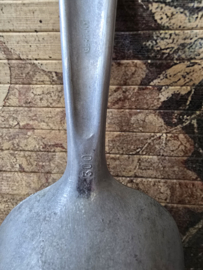 Oude aluminium grutters schep