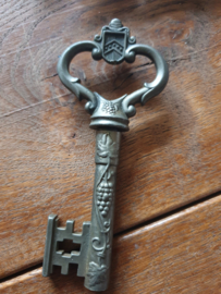 Oude metalen sleutel kurkentrekker