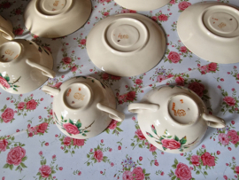 Brocante soepkom met schotel rozen