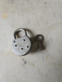 Oud metalen hangslot nr1
