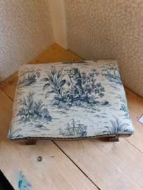 Oud voetenbankje toile de jouy stof