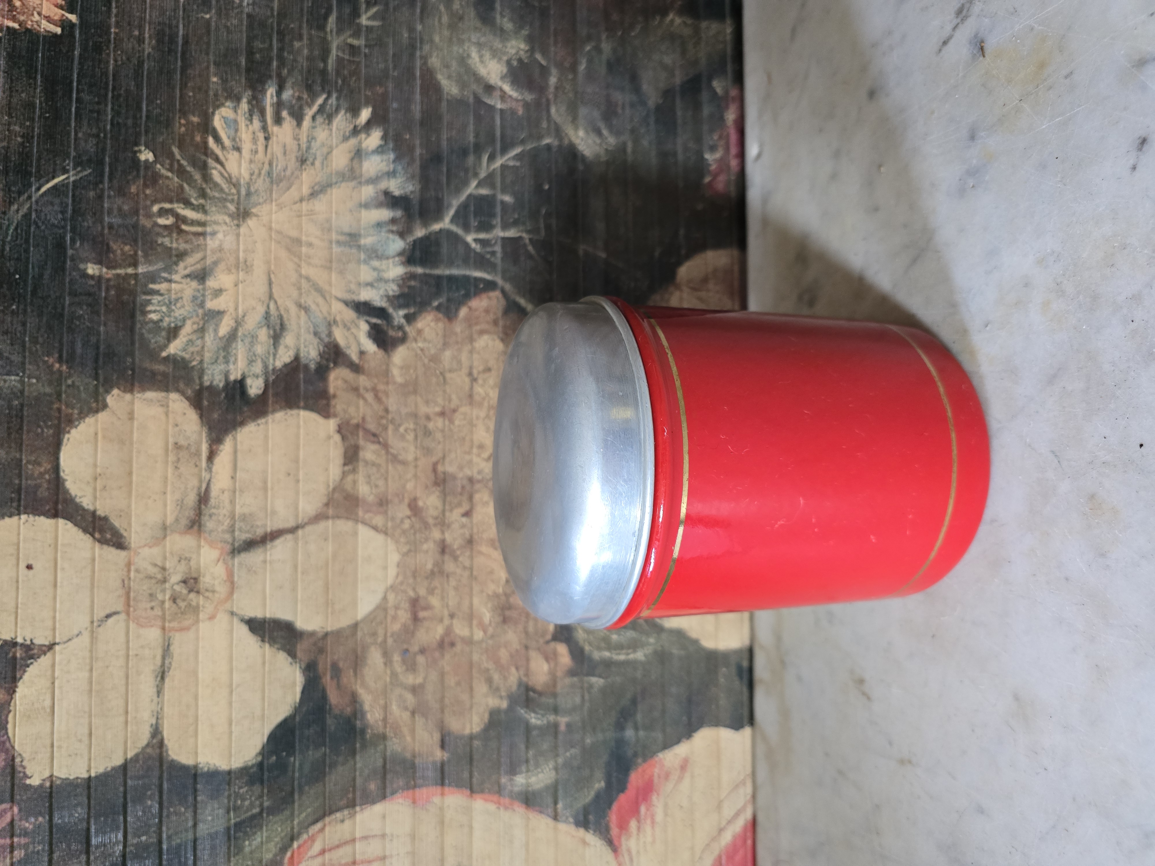 Rood emaille beschuitbus