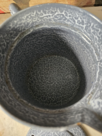 Grijs gewolkte emaille melkkoker