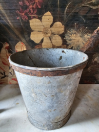 Oude zinken waterschep emmer