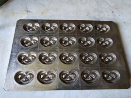 Oude metalen chocolademal krakelingen